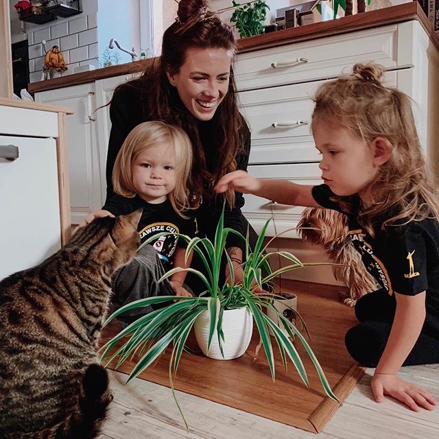 Dbajmy o siebie nawzajem. O swoich bliskich. O zwierzęta które mamy. O rośliny. 🌱
.
Niedawno jedna z naszych obserwatorek myślała, że kupiliśmy sobie psa. Rzadko tutaj wstawiamy zdjęcia w naszym pełnym składzie, dlatego dziś zaprosiliśmy na fotkę naszą sunię- Bubę oraz kotkę- Makówę 🐕🐈 A Wy? Wiedzieliście, że mamy zwierzaki czy właśnie się dowiedzieliście? .
.
#rodzina#polskarodzina#kocham#mojecórki#córki#jestembojestes#mamadwojki#mama#familytime#niedziela#lazysunday#wdomunajlepiej#wdomu#naszedomowepielesze#zwierzaki Dbajmy o siebie nawzajem. O swoich bliskich. O zwierzęta które mamy. O rośliny. 🌱
.
Niedawno jedna z naszych obserwatorek myślała, że kupiliśmy sobie psa. Rzadko tutaj wstawiamy zdjęcia w naszym pełnym składzie, dlatego dziś zaprosiliśmy na fotkę naszą sunię- Bubę oraz kotkę- Makówę 🐕🐈 A Wy? Wiedzieliście, że mamy zwierzaki czy właśnie się dowiedzieliście? .
.
#rodzina#polskarodzina#kocham#mojecórki#córki#jestembojestes#mamadwojki#mama#familytime#niedziela#lazysunday#wdomunajlepiej#wdomu#naszedomowepielesze#zwierzaki