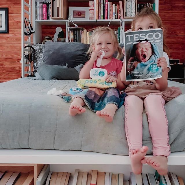 Jestem ciekawa czy to się kiedyś kończy? Czy przychodzi taki moment w którym nasze młodsze dziecko nie pragnie mieć mniejszego od siebie rodzeństwa? Kiedy przestaje nas pytać o to, czy może mieć w domu dzidziusia? Oczywiście nie chodzi o lalkę 🙈 Jak to jest u Was w domach? Dzieciaki pytają?
Helena na pytanie Hanki robi takie oczy jak na zdjęciu 😂🙈 Ona zdecydowanie nie chce już rodzeństwa (ciekawe czemu 😂)
Ostatnio pokazywałam Wam gazetkę Tesco- ta okładka jest rozczulająca, jednak samo parzenie na noworodka mi wystarczy 😂
.
.
Jak chcecie dowiedzieć się czegoś o kosmetykach dla dzieci Tesco- serii Fred&Flo w relacjach wyróżnionych znajdziecie więcej info ✌️
.
.
Dobrego wieczoru- o ile Wasze dzieci już śpią 😉 Kto jest tym szczęściarzem? .
.
#tescobabymagazyn #tescobaby #instarodzic#instamama #fred&flo#instamatki#mamadwojki#mojewszystko#mojecórki#kocham#wszystkocomam#tesco#córeczki#kochamnajmocniej Jestem ciekawa czy to się kiedyś kończy? Czy przychodzi taki moment w którym nasze młodsze dziecko nie pragnie mieć mniejszego od siebie rodzeństwa? Kiedy przestaje nas pytać o to, czy może mieć w domu dzidziusia? Oczywiście nie chodzi o lalkę 🙈 Jak to jest u Was w domach? Dzieciaki pytają?
Helena na pytanie Hanki robi takie oczy jak na zdjęciu 😂🙈 Ona zdecydowanie nie chce już rodzeństwa (ciekawe czemu 😂)
Ostatnio pokazywałam Wam gazetkę Tesco- ta okładka jest rozczulająca, jednak samo parzenie na noworodka mi wystarczy 😂
.
.
Jak chcecie dowiedzieć się czegoś o kosmetykach dla dzieci Tesco- serii Fred&Flo w relacjach wyróżnionych znajdziecie więcej info ✌️
.
.
Dobrego wieczoru- o ile Wasze dzieci już śpią 😉 Kto jest tym szczęściarzem? .
.
#tescobabymagazyn #tescobaby #instarodzic#instamama #fred&flo#instamatki#mamadwojki#mojewszystko#mojecórki#kocham#wszystkocomam#tesco#córeczki#kochamnajmocniej