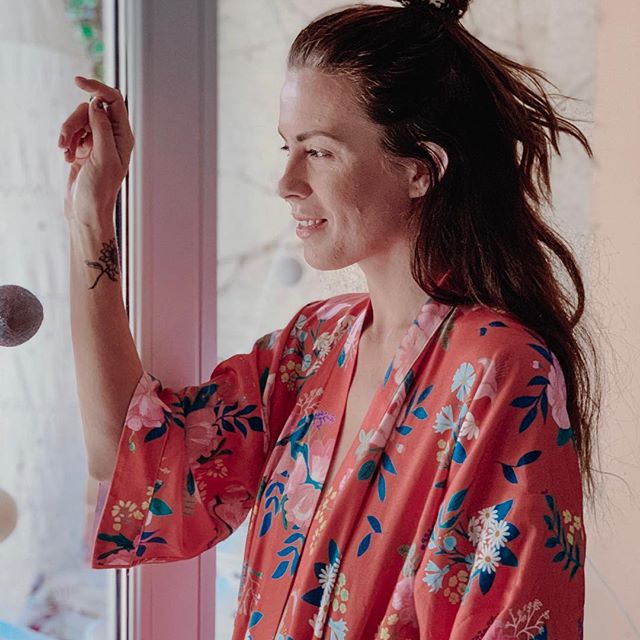 Jak wiecie, kilka dni temu wybrałam się do @klinikaestell W rozmowie lekarz medycyny estetycznej dr Krzysztof Jakubowski (cudowny lekarz) potwierdził moje przypuszczenia - w moim wieku sam krem niewiele już zdziała. Nie chciałam jednak być nienaturalnie naciągnięta, bo tak naprawdę lubię swoją twarz i nie chcę jej zmieniać, a jedynie poprawić jej wygląd. Zależało mi na bardzo naturalnym efekcie wypoczętej i promiennej skóry. Dlatego właśnie zdecydowałam się na zabieg Restylane SkinBooster. Zabieg poprawia jędrności skóry, nawilża, spłyca zmarszczki, odbudowuje strukturę i gęstość skóry oraz wyrównuje jej koloryt. Restylane to wysokiej jakości, bezpieczny preparat do zabiegu wypełniającego z kwasem hialuronowym, o wszechstronnym działaniu odmładzającym i rewitalizującym. O samym preparacie możemy przeczytać: „Stosowany przy wypełnianiu drobnych zmarszczek i bruzd, korygowaniu skóry okolic oczu, modelowaniu konturu twarzy, ujędrnianiu i poprawie napięcia skóry, powiększaniu i modelowaniu ust. Bezpieczeństwo i skuteczność Restylane została potwierdzona w badaniach na całym świecie. Preparat, jako jeden z niewielu produktów medycyny estetycznej, został zatwierdzony przez Amerykańską Agencję ds. Żywności i Leków - FDA, znana z rygorystycznych przepisów, przyznających zezwolenia. Wielokrotnie nagradzany w Polsce i na świecie, ostatnio specjalną "Perłą Dermatologii Estetycznej" Stowarzyszenia Lekarzy i Dermatologów Estetycznych.” Po kilku dniach od zabiegu w klinice zauważyłam, że moja skóra jest napięta, nawilżona i zdecydowanie jędrniejsza. Widzę to chociażby podczas wykonywania makijażu, który zajmuje teraz zdecydowanie mniej czasu. Podkład nakłada się dużo łatwiej, szybciej i bardziej równomiernie. Na pewno za jakiś czas powtórzę zabieg. Ciekawa jestem, jakie zabiegi stosujecie Wy - dziewczyny, które zaglądacie na mój profil? Czy zatrzymałyście się na etapie kremów czy poszłyście o krok dalej? Chętnie się dowiem i poczytam, może się zainspiruję. Oczywiście, jeśli znajdą się wśród Was odważne, które będą chciały podzielić się ze mną swoim doświadczeniem.
C.d w komentarzu 👇 Jak wiecie, kilka dni temu wybrałam się do @klinikaestell W rozmowie lekarz medycyny estetycznej dr Krzysztof Jakubowski (cudowny lekarz) potwierdził moje przypuszczenia - w moim wieku sam krem niewiele już zdziała. Nie chciałam jednak być nienaturalnie naciągnięta, bo tak naprawdę lubię swoją twarz i nie chcę jej zmieniać, a jedynie poprawić jej wygląd. Zależało mi na bardzo naturalnym efekcie wypoczętej i promiennej skóry. Dlatego właśnie zdecydowałam się na zabieg Restylane SkinBooster. Zabieg poprawia jędrności skóry, nawilża, spłyca zmarszczki, odbudowuje strukturę i gęstość skóry oraz wyrównuje jej koloryt. Restylane to wysokiej jakości, bezpieczny preparat do zabiegu wypełniającego z kwasem hialuronowym, o wszechstronnym działaniu odmładzającym i rewitalizującym. O samym preparacie możemy przeczytać: „Stosowany przy wypełnianiu drobnych zmarszczek i bruzd, korygowaniu skóry okolic oczu, modelowaniu konturu twarzy, ujędrnianiu i poprawie napięcia skóry, powiększaniu i modelowaniu ust. Bezpieczeństwo i skuteczność Restylane została potwierdzona w badaniach na całym świecie. Preparat, jako jeden z niewielu produktów medycyny estetycznej, został zatwierdzony przez Amerykańską Agencję ds. Żywności i Leków - FDA, znana z rygorystycznych przepisów, przyznających zezwolenia. Wielokrotnie nagradzany w Polsce i na świecie, ostatnio specjalną "Perłą Dermatologii Estetycznej" Stowarzyszenia Lekarzy i Dermatologów Estetycznych.” Po kilku dniach od zabiegu w klinice zauważyłam, że moja skóra jest napięta, nawilżona i zdecydowanie jędrniejsza. Widzę to chociażby podczas wykonywania makijażu, który zajmuje teraz zdecydowanie mniej czasu. Podkład nakłada się dużo łatwiej, szybciej i bardziej równomiernie. Na pewno za jakiś czas powtórzę zabieg. Ciekawa jestem, jakie zabiegi stosujecie Wy - dziewczyny, które zaglądacie na mój profil? Czy zatrzymałyście się na etapie kremów czy poszłyście o krok dalej? Chętnie się dowiem i poczytam, może się zainspiruję. Oczywiście, jeśli znajdą się wśród Was odważne, które będą chciały podzielić się ze mną swoim doświadczeniem.
C.d w komentarzu 👇