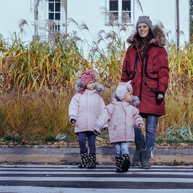 Założyłam dziś w biegu kurtkę z zeszłorocznej zimy (nie, nie tą ze zdjęcia), wbiegając do metra, wsadziłam rękę do kieszeni w poszukiwaniu monet na zakup biletu. Monet nie znalazłam ale znalazłam za to opakowanie cukierków.. Spojrzałam na datę ważności, by upewnić się, że są Ok. Wsunęłam jednego do ust.. W tym momencie zapomniałam o tym jaki poranek zgotowały nam nasze córki. Swoją drogą na tym zdjęciu wyglądające jak dwa chodzące anioły 😂🙈. Tak, cukierek zrobił mi dzień. I nie, nie jest to reklama cukierka 😂 Chwilę wcześniej wypiłam kawę, stojąc już w butach i kurtce. Niczym nie przypominało to kawy ze zdjęć jakie kiedyś tu zdarzało mi się wrzucić. Po tej szybkiej kawie czułam że mnie suszy i mam „kapcia” w buzi. Pewnie znacie to uczucie? Dlatego ten cukierek w tym momencie był idealny ❤️
Pięknego dnia Wam życzę, dnia w którym odkryjecie radość z takich drobnych rzeczy 😉
.
.
#czwartek#mamadwojki#mumof2#kocham#jestembojestes#zakręcona##mojedzieci#wdzięczność#miłegodnia Założyłam dziś w biegu kurtkę z zeszłorocznej zimy (nie, nie tą ze zdjęcia), wbiegając do metra, wsadziłam rękę do kieszeni w poszukiwaniu monet na zakup biletu. Monet nie znalazłam ale znalazłam za to opakowanie cukierków.. Spojrzałam na datę ważności, by upewnić się, że są Ok. Wsunęłam jednego do ust.. W tym momencie zapomniałam o tym jaki poranek zgotowały nam nasze córki. Swoją drogą na tym zdjęciu wyglądające jak dwa chodzące anioły 😂🙈. Tak, cukierek zrobił mi dzień. I nie, nie jest to reklama cukierka 😂 Chwilę wcześniej wypiłam kawę, stojąc już w butach i kurtce. Niczym nie przypominało to kawy ze zdjęć jakie kiedyś tu zdarzało mi się wrzucić. Po tej szybkiej kawie czułam że mnie suszy i mam „kapcia” w buzi. Pewnie znacie to uczucie? Dlatego ten cukierek w tym momencie był idealny ❤️
Pięknego dnia Wam życzę, dnia w którym odkryjecie radość z takich drobnych rzeczy 😉
.
.
#czwartek#mamadwojki#mumof2#kocham#jestembojestes#zakręcona##mojedzieci#wdzięczność#miłegodnia